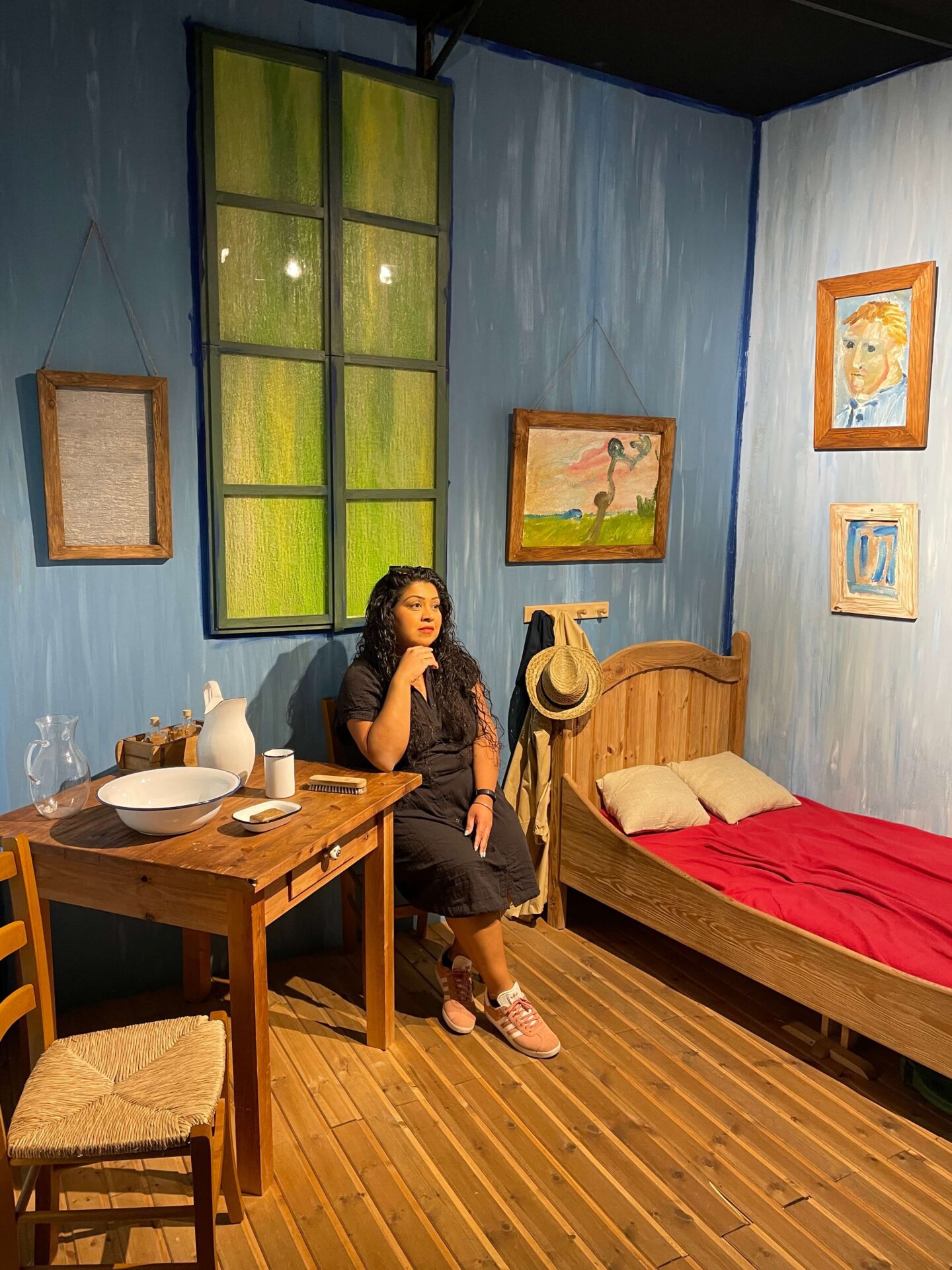 woman say in vincent van gogh bedroom