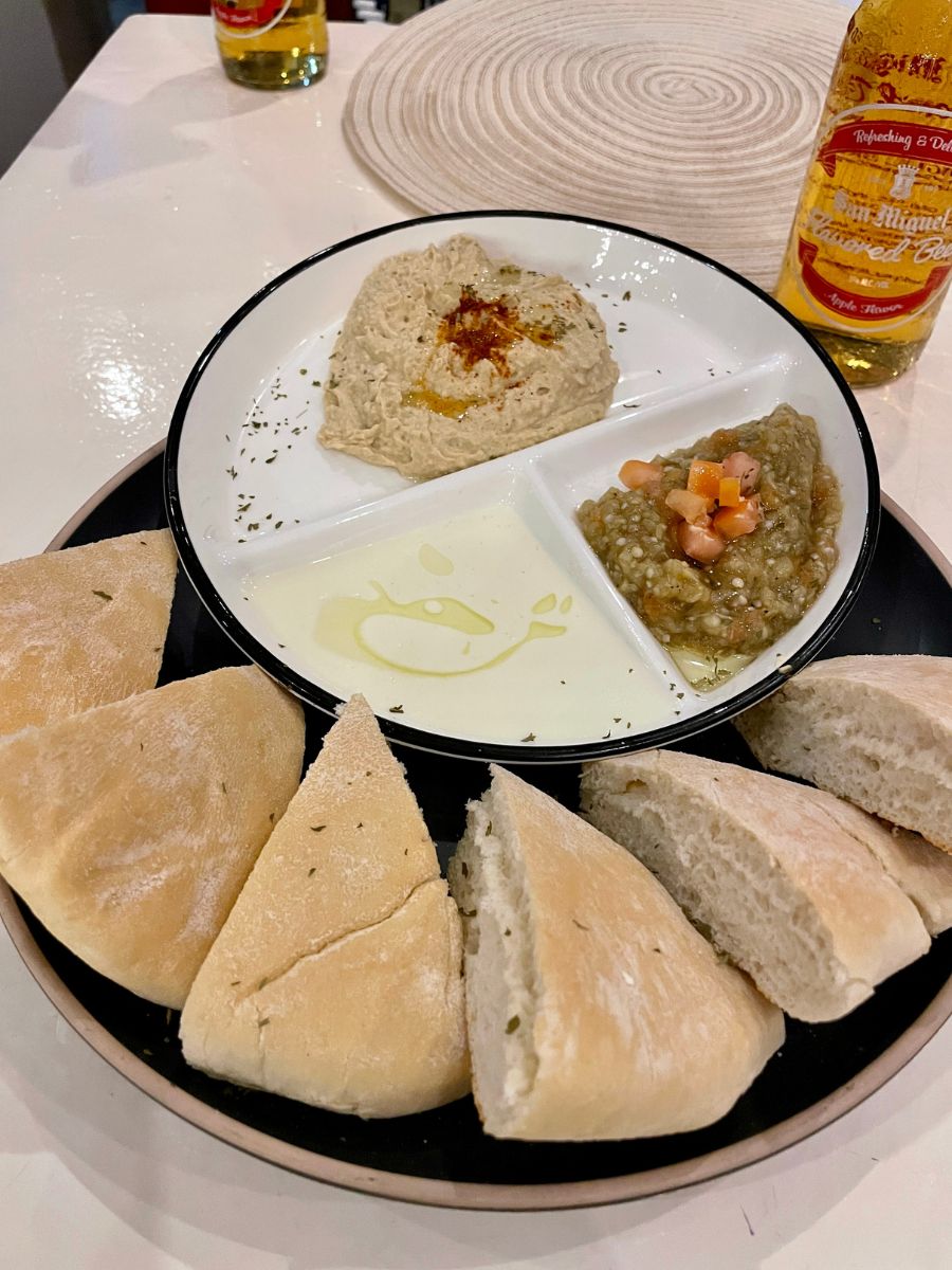hummus and pitta platter at cafe athena, el nido