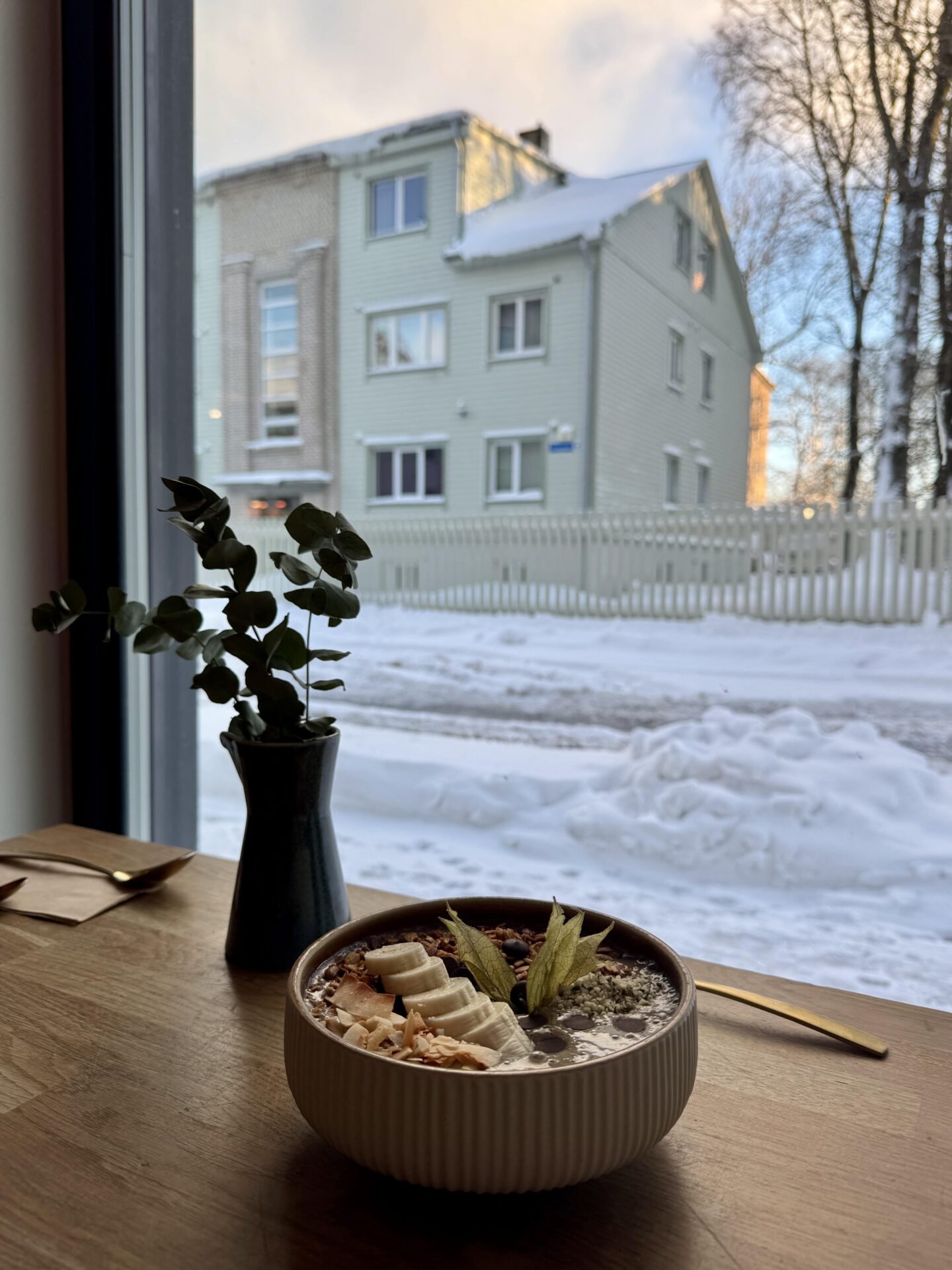 coffee and banana smoothie bowl at Kringel, Tallinn
