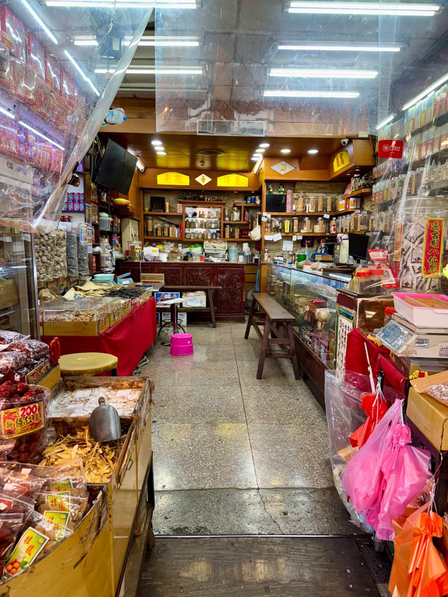 herbal tea shops on Dihua Street